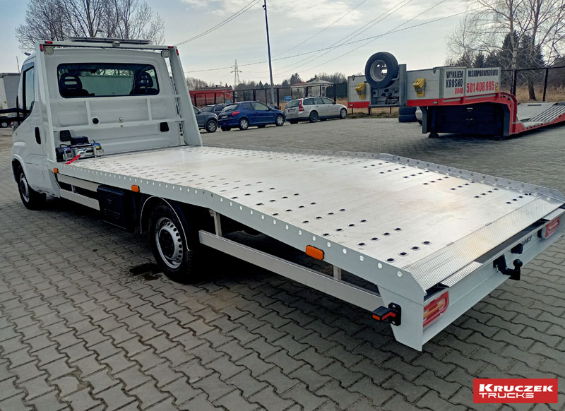 wypożyczalnia busów iveco daily laweta